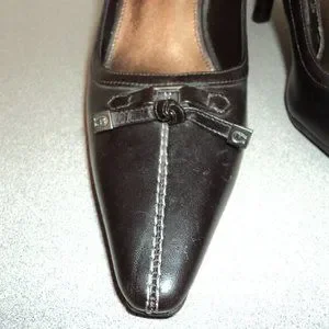 Chaussures compensées à talons et bout fermé - Satin noir | Boden FR